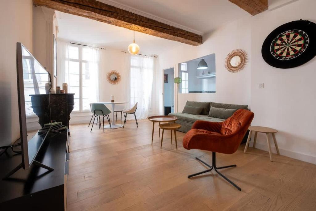 a living room with a couch and chairs and a table at Le Cocon d'Or Perpignan Centre in Perpignan