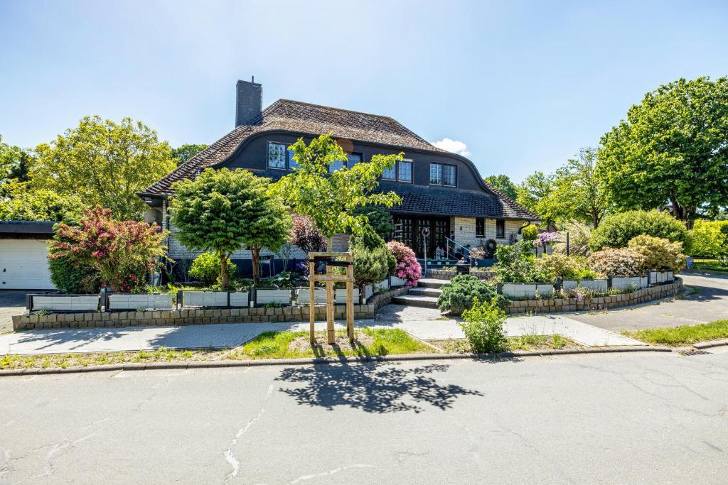 a house with a garden in front of it at Storchenallee in Burg