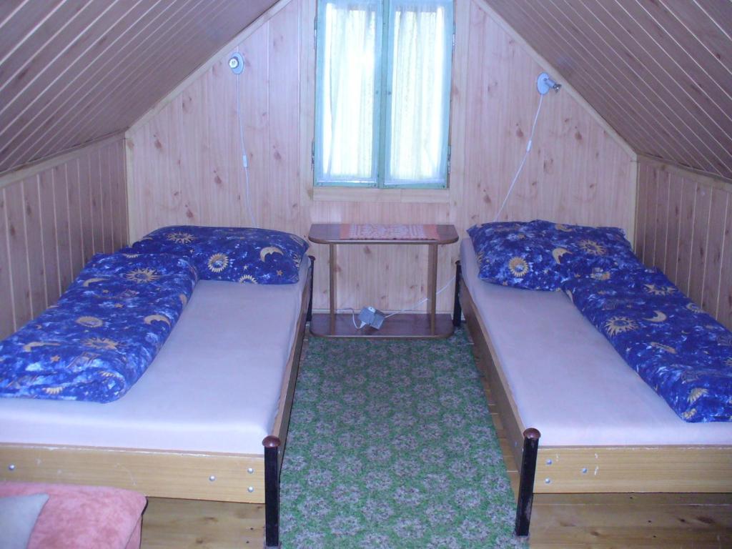 Posteľ alebo postele v izbe v ubytovaní Chalupa na lazoch