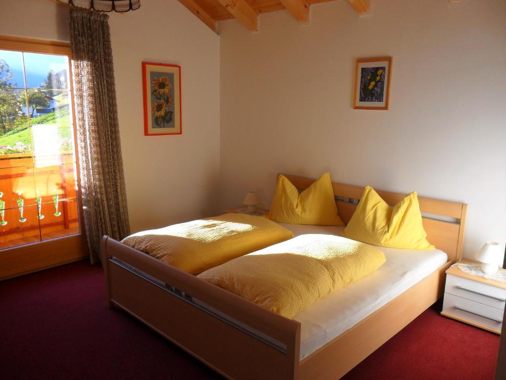 A bed or beds in a room at Maurerhof Telves