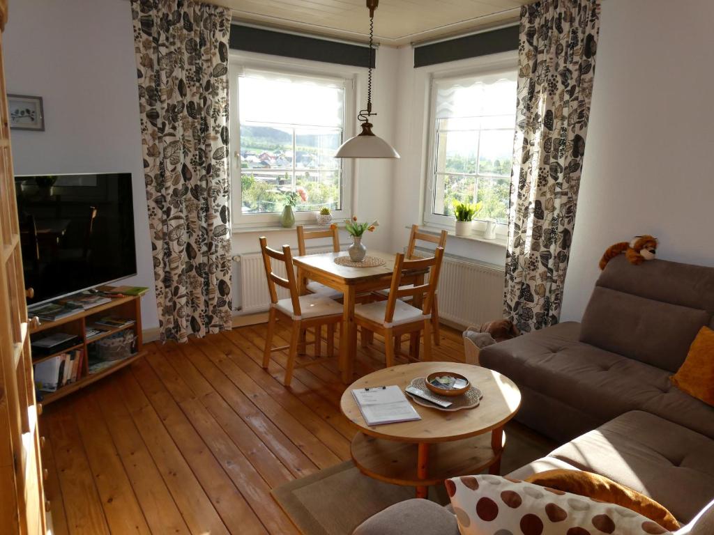 a living room with a couch and a table at Ferienwohnung zum Riesenlöffel in Arnstadt