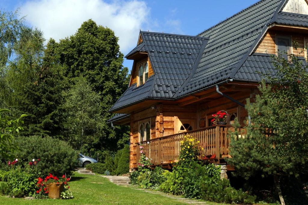 a log cabin with a black roof at Dom z widokiem na Tatry in Ząb