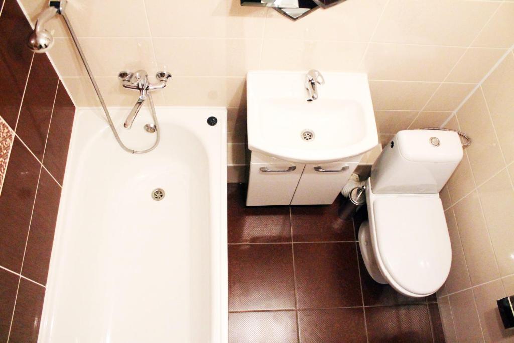 マリウポリにあるApartment on Prospekt Miraのバスルーム(トイレ、洗面台付)