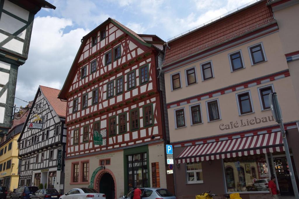 eine Gruppe von Gebäuden in einer Stadtstraße in der Unterkunft Grünes Tor in Schmalkalden