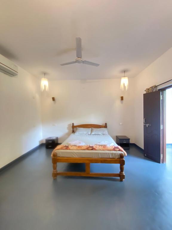 a bedroom with a bed in the middle of a room at Casa de sazu 1bhk in Mandrem