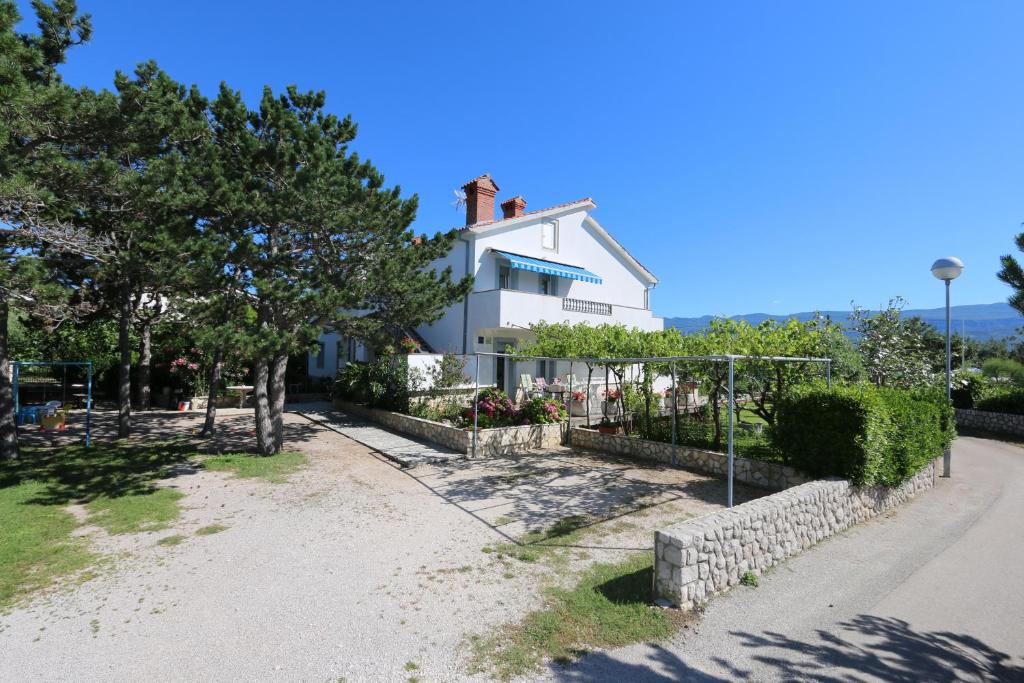 biały dom z płotem i drzewami w obiekcie Villa Marica w mieście Šilo