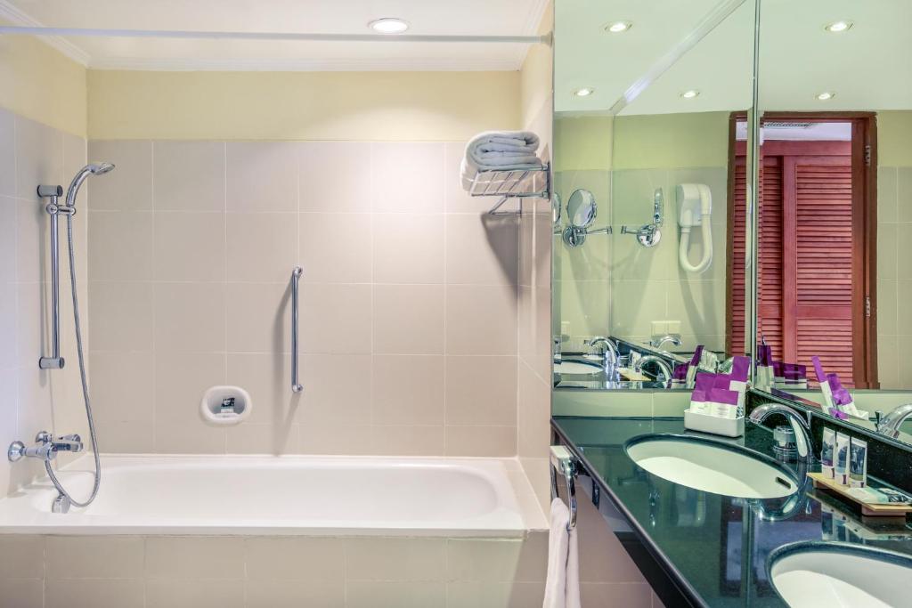 Koupelna v ubytování Mercure Jakarta Kota