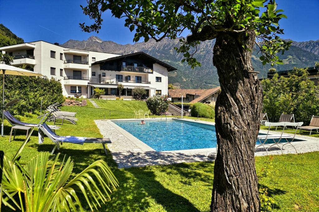 a yard with a swimming pool and a building at Chalet Anna in Marlengo