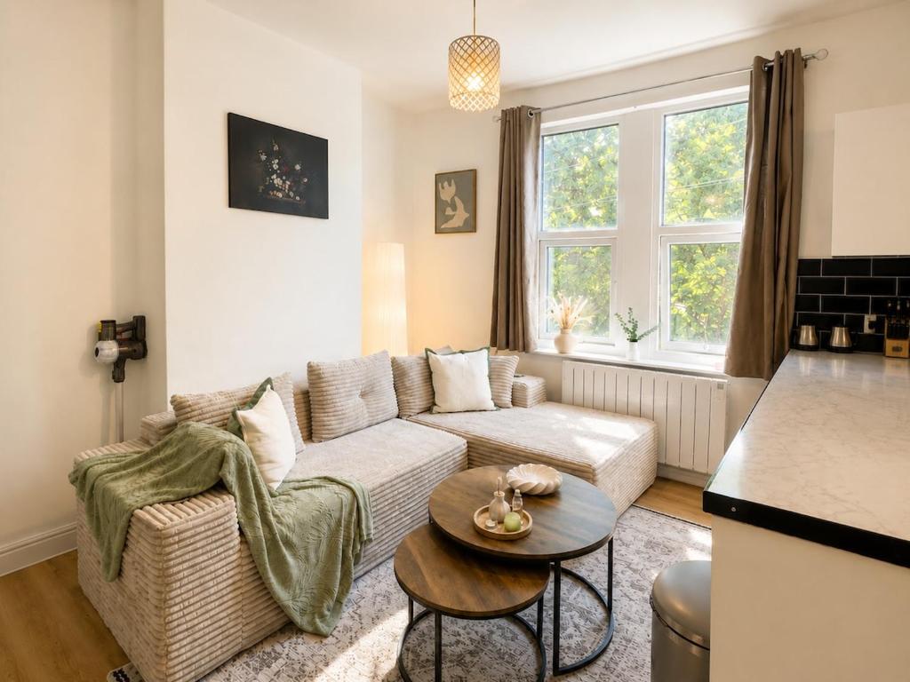 ein Wohnzimmer mit Sofa und Tisch in der Unterkunft Cloud Quarters 3 in Amley