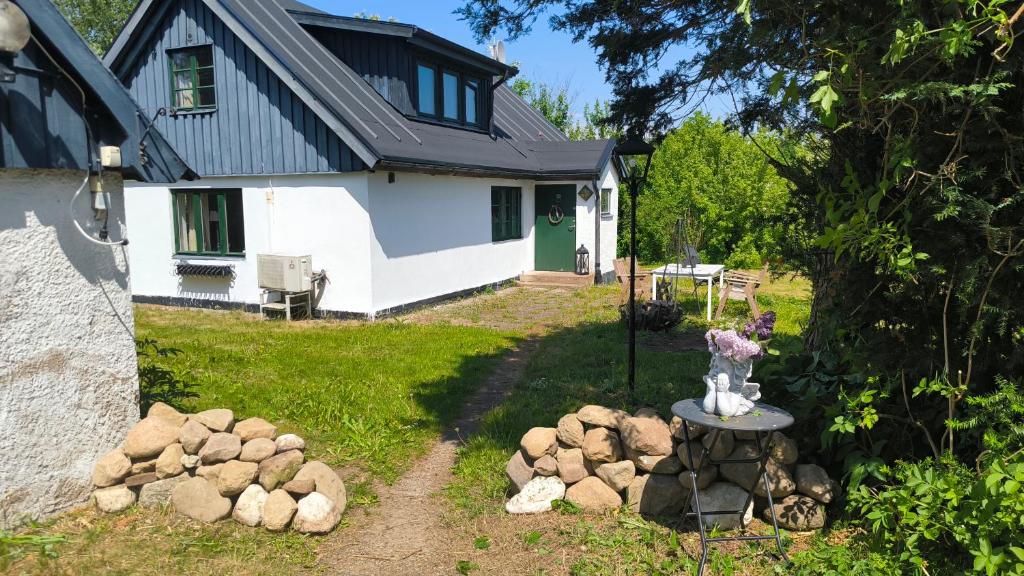 a white house with a table in front of it at Lilla lugnet in Ystad