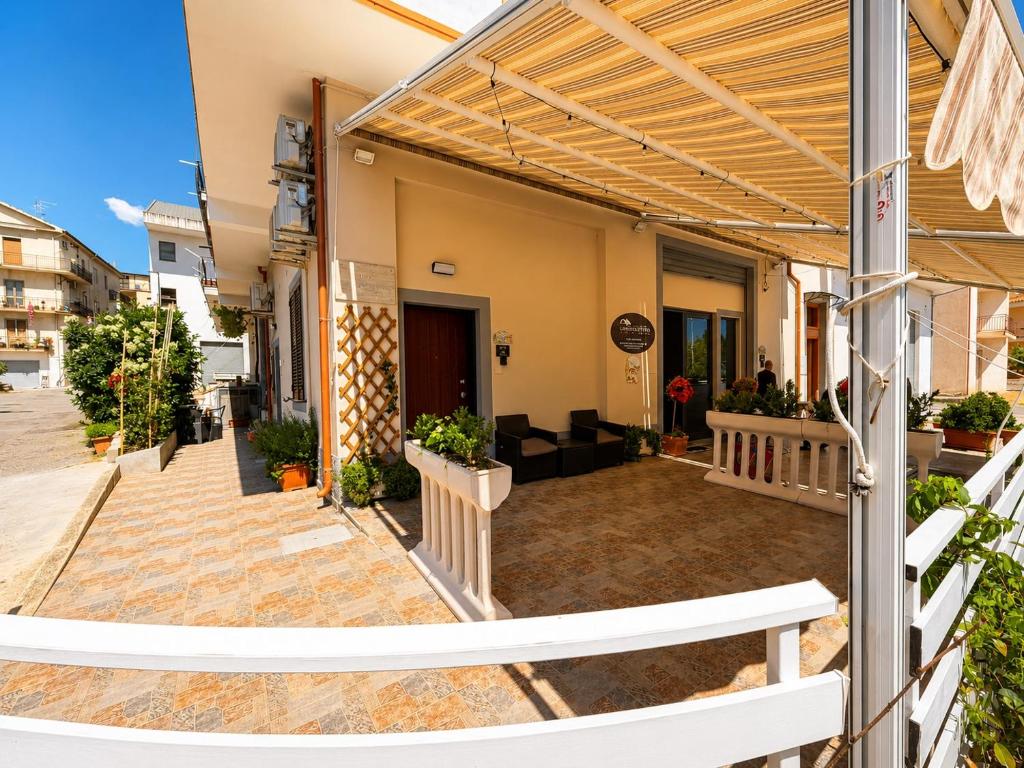 a patio of a house with a pergola at B&B l'angoletto in Trebisacce