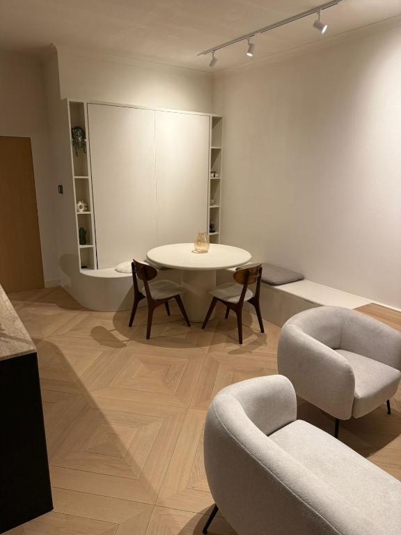 a room with a table and chairs and a table and chairs at Duin & Zee in Ostend