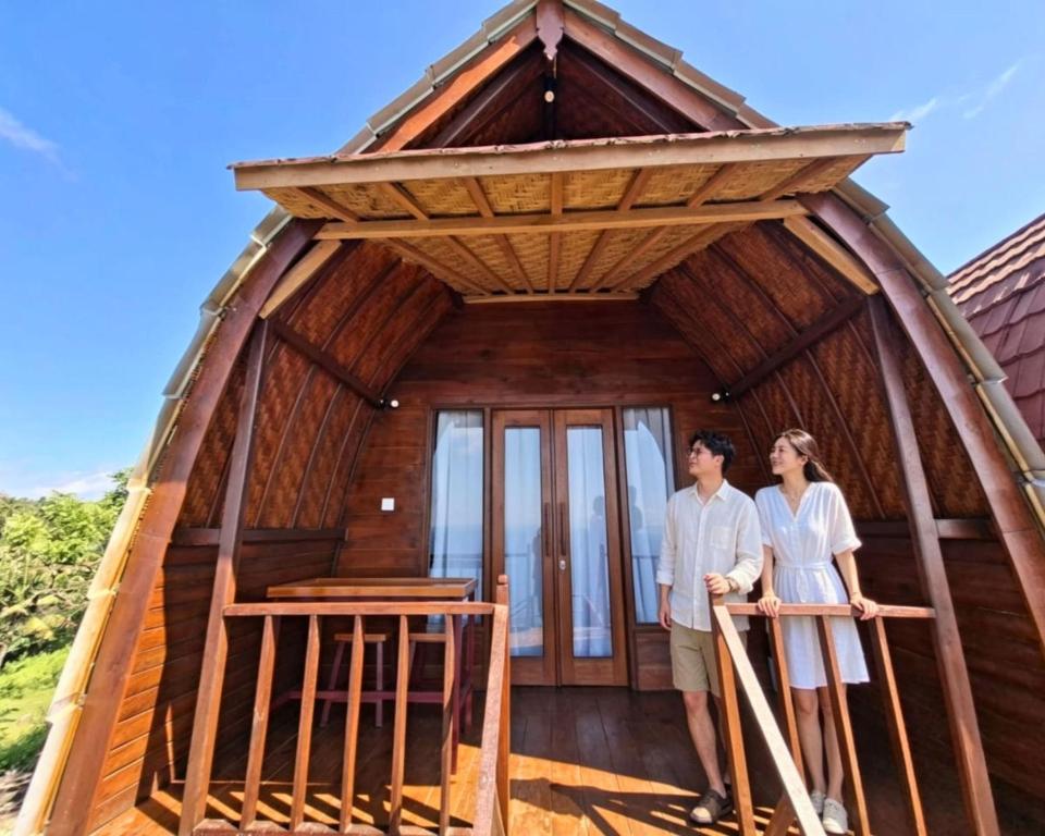 a man and woman standing in the front of a house at Sea Cliff Eco Nusa Penida in Polilit