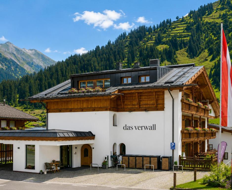 Ein Gebäude in den Bergen mit Bergen im Hintergrund in der Unterkunft Das Verwall Finest Apartments in Lech am Arlberg