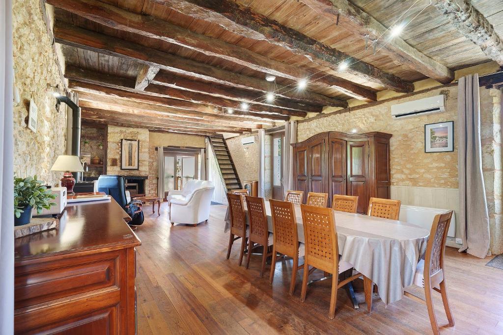 a dining room with a table and chairs at La Mailleraie - Le Moulin in Valojoulx