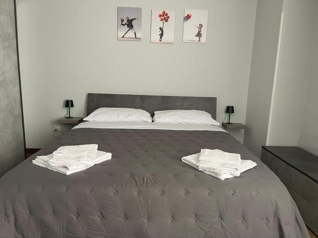 ein Schlafzimmer mit einem Bett, auf dem zwei Handtücher liegen in der Unterkunft DammHouse in Campobasso