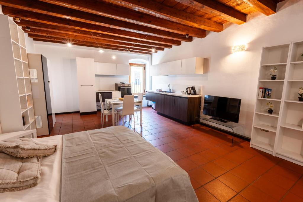 a room with a bed and a kitchen with a table at Borghetto Lake House in Valeggio sul Mincio