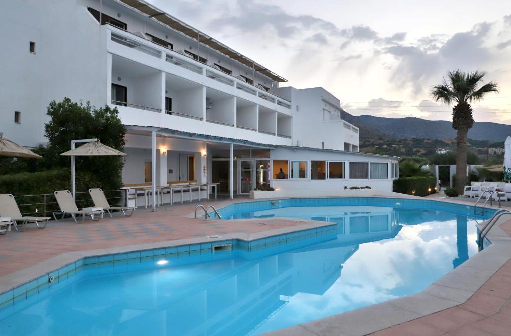 Bazén v ubytování Elounda Krini Hotel by GHH nebo v jeho okolí