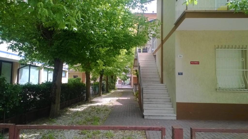 uma escada que conduz a um edifício com árvores em BILOCALE Villa Gioello em Cesenatico