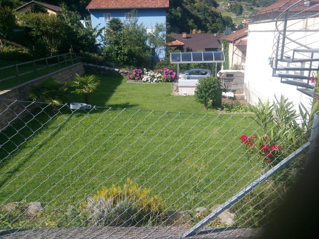 a view of a yard through a chain link fence at Casa Ines in Bellinzona