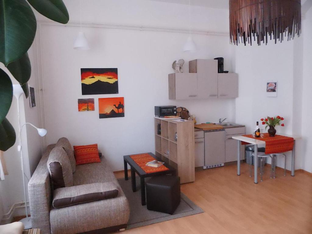 a living room with a couch and a kitchen at Apartment Lawrenz in Erfurt