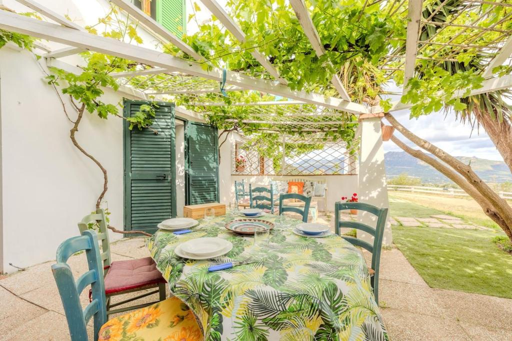 a dining room with a table and chairs at Rai's Private Apt 3 - Panorama & Relax in Stazione Olbia