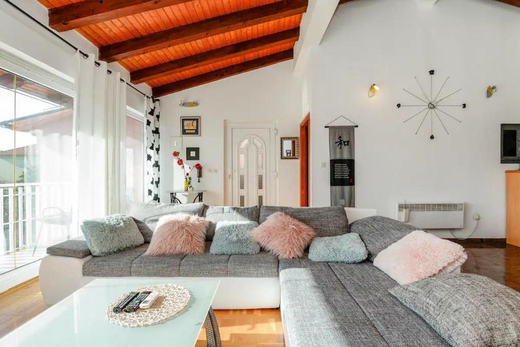 Kiara-sunny and vacant apartment near the center