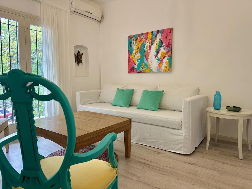 a living room with a couch and a table at Mi petit Paraiso in San Isidro