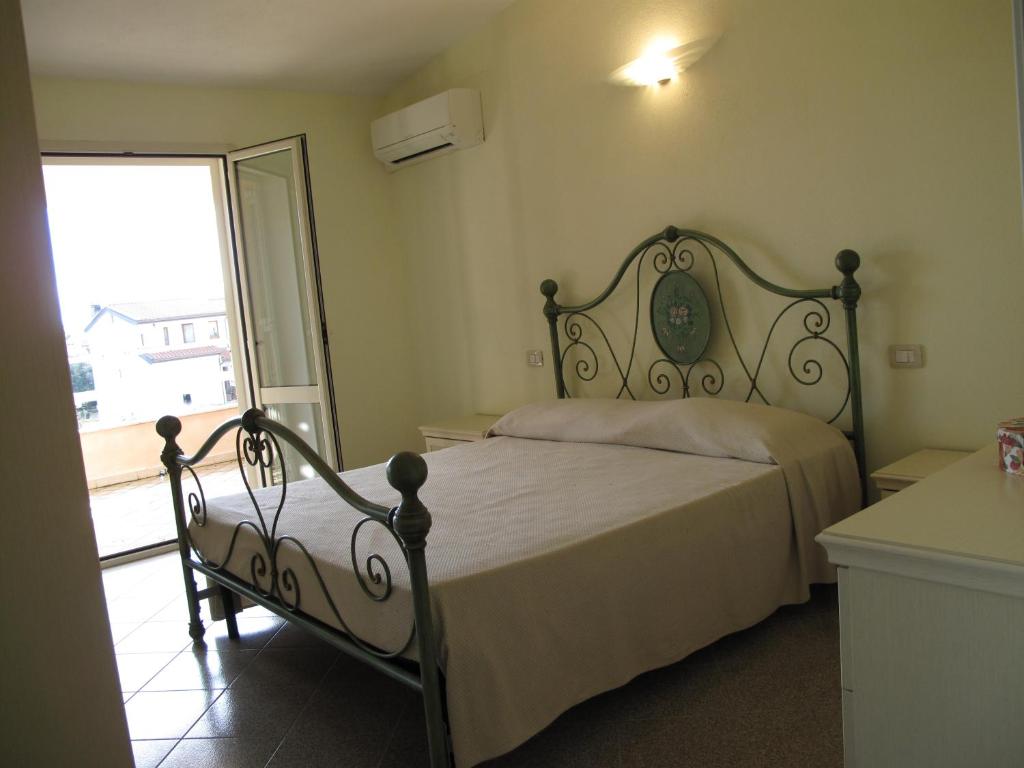 サン・ヴィートにあるCasa Vacanze San Vitoのベッドルーム1室(ベッド1台、大きな窓付)
