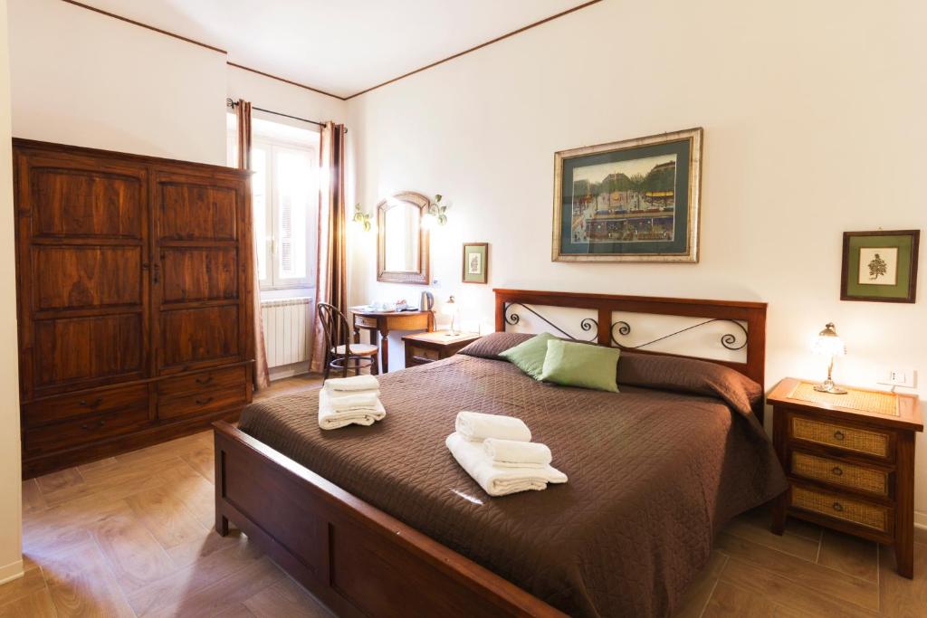 um quarto com uma cama com duas toalhas em TrastEver Holiday em Roma