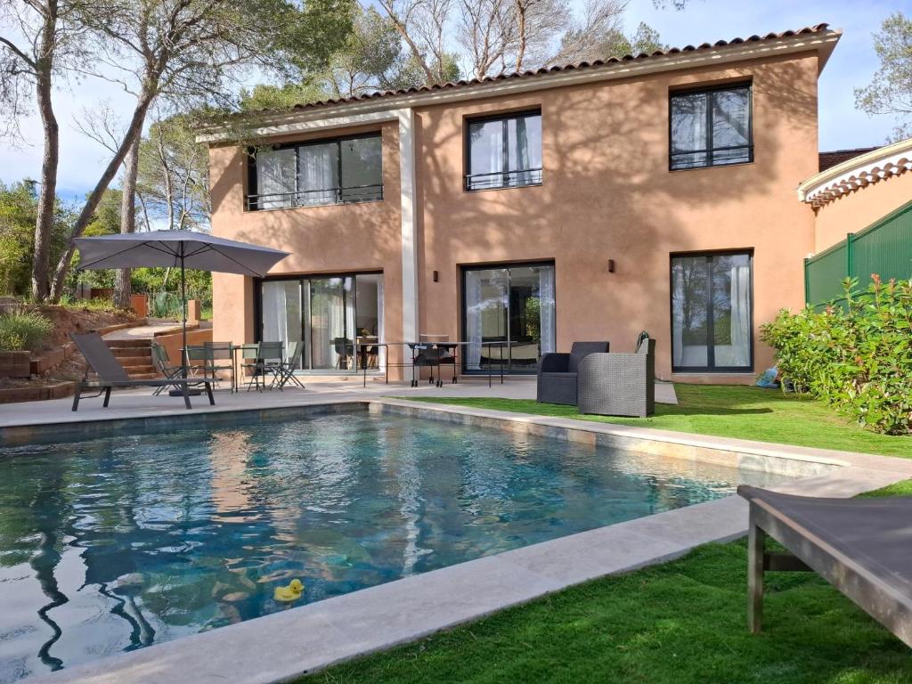 La Santoline avec piscine au coeur des pins