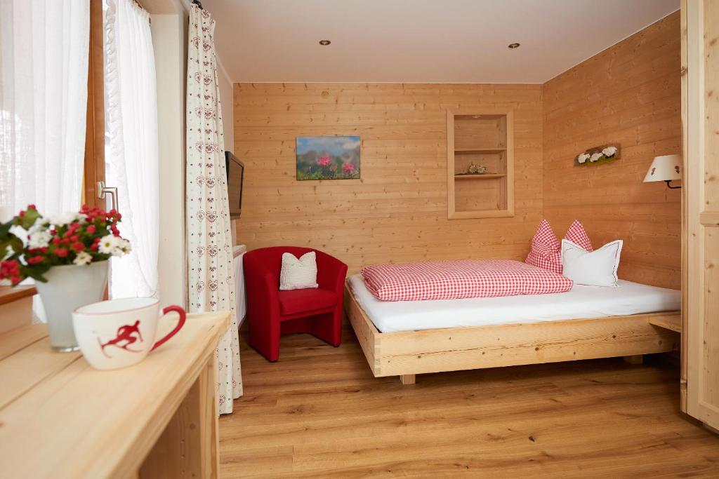Postel nebo postele na pokoji v ubytování Biohotel Walserstuba