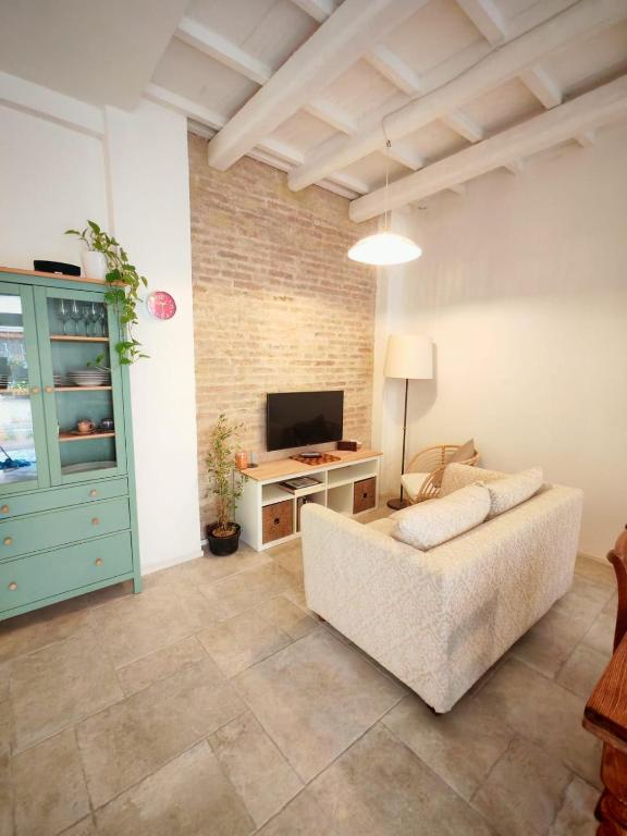 a living room with a couch and a television at Casa Virginia in Torrenieri