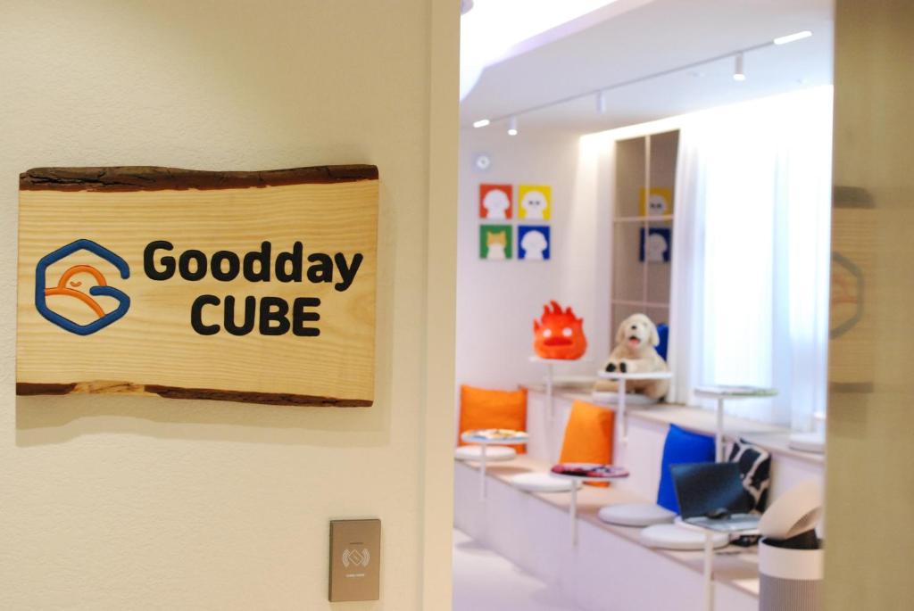 a good day cube sign on a wall in a room at 굿데이 큐브 캡슐 호텔 in Busan