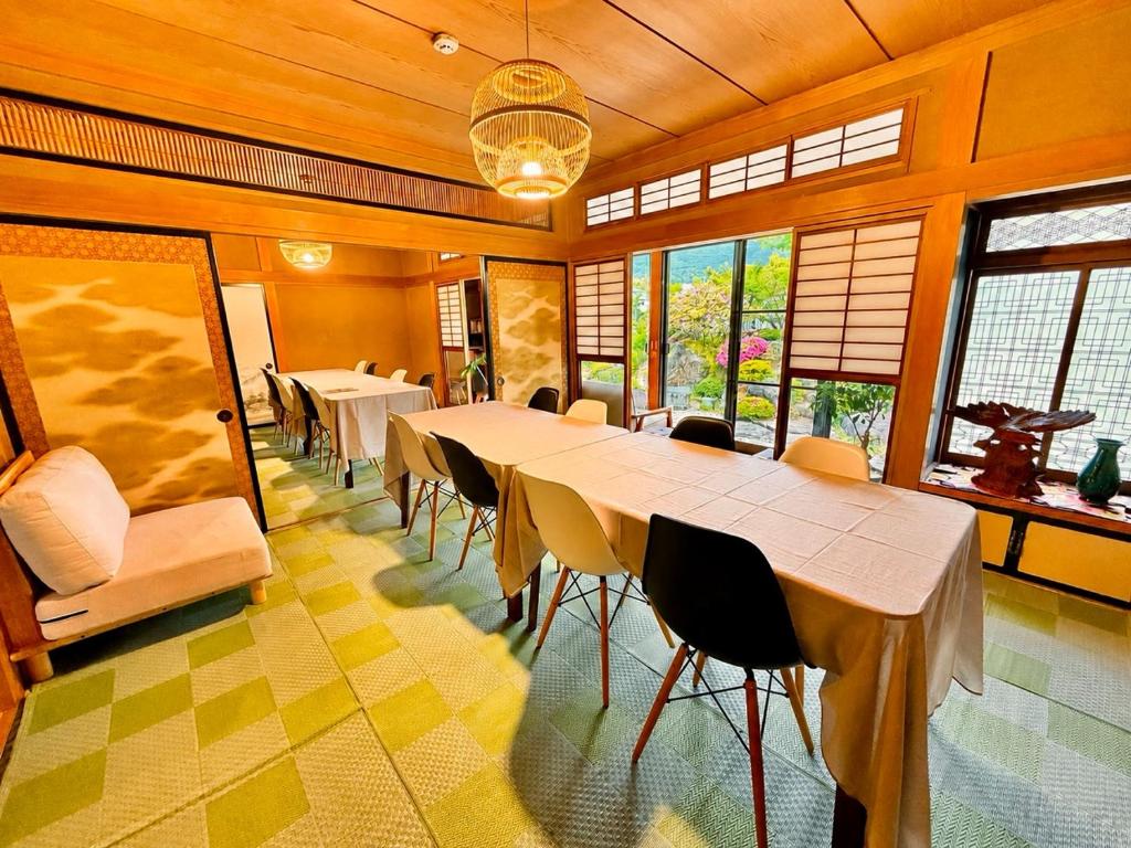 a large dining room with a long table and chairs at 一棟貸し宿marusamarche in Fuefuki