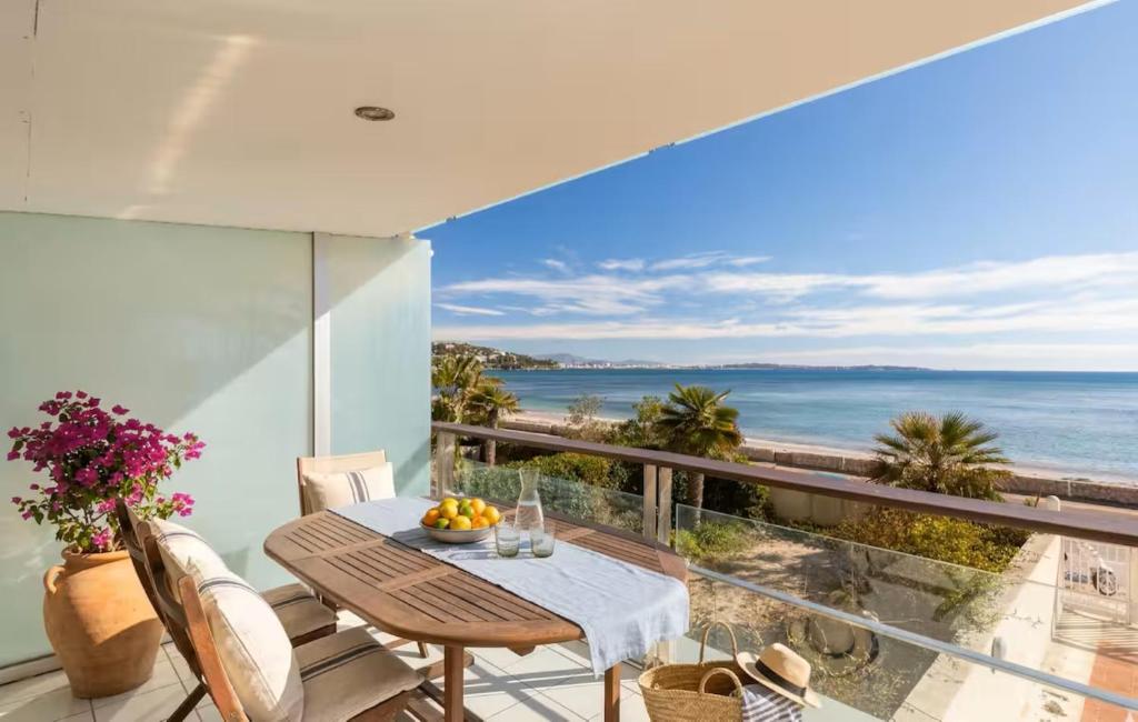 Premium Two-Bedroom Beach Front Apartment Palm Beach, Cannes