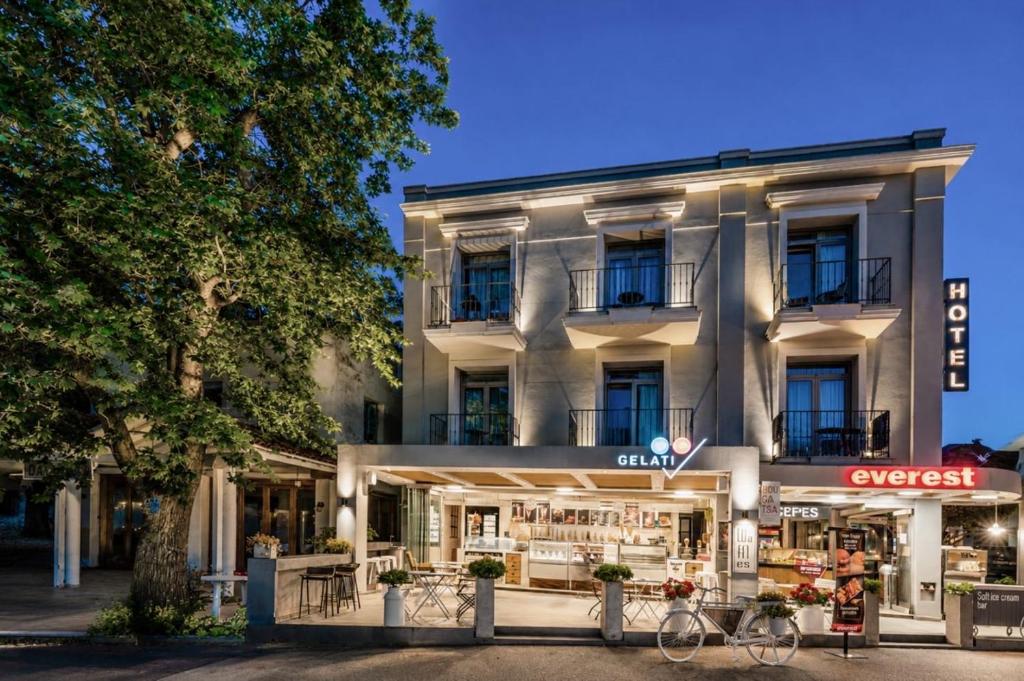 a building with a store in front of it at Hotel Rastoni - Helvetia in Platamonas