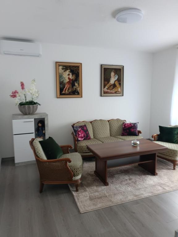 a living room with a couch and a coffee table at Apartman Centar A in Modriča
