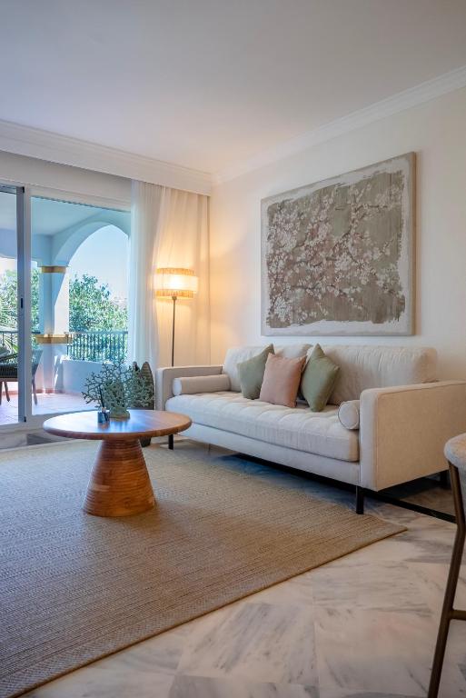 MARBELLA BANUS SUITES - Banús-Nueva Andalucía - Premium Renovated 2BR - 2BA Apartment - Outdoor Terrace w Mountain Views - Brand-New Furniture, Décor & Appliances - Dama de Noche Urb- S Pools - Only 1,5 K m from Puerto Banús - Ideal for Familie