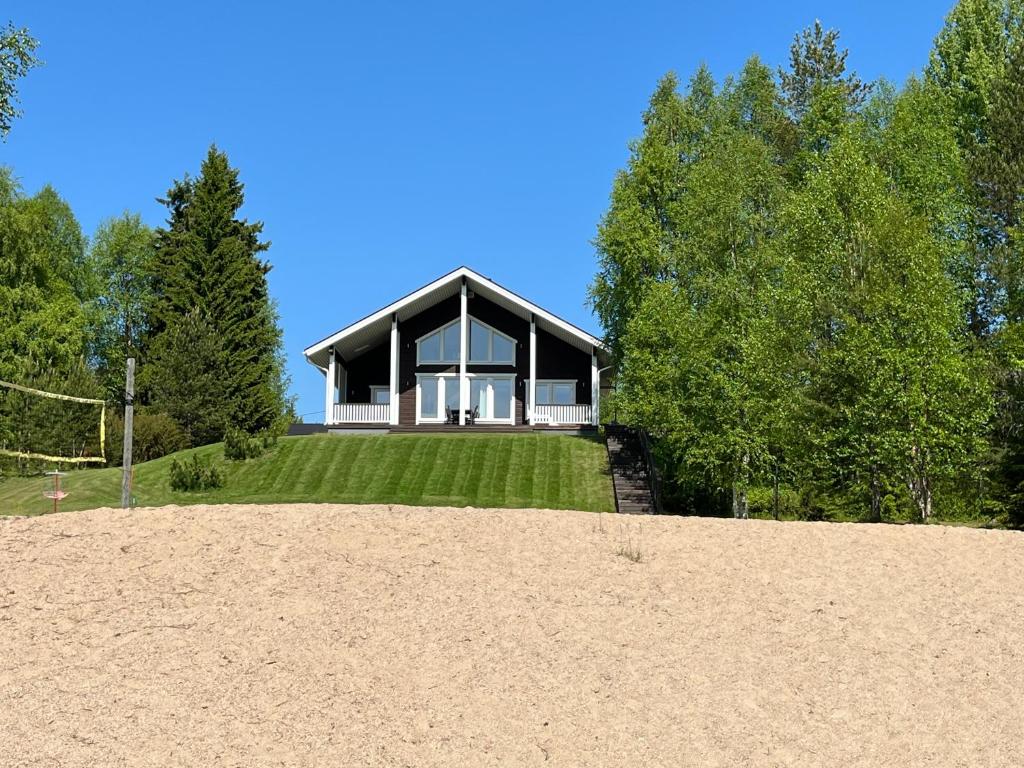 a house on a hill with a large yard at Rantatähti Villa in Syöte