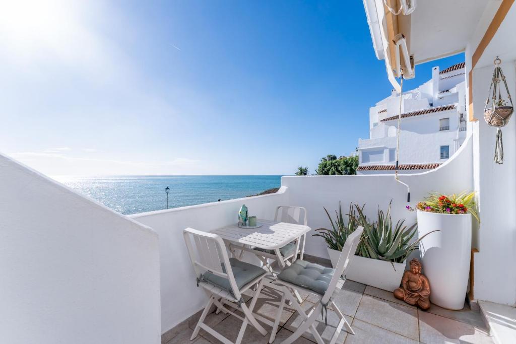 2 bed Apartment - Beachfront with Roof Terrace - Pass the Keys