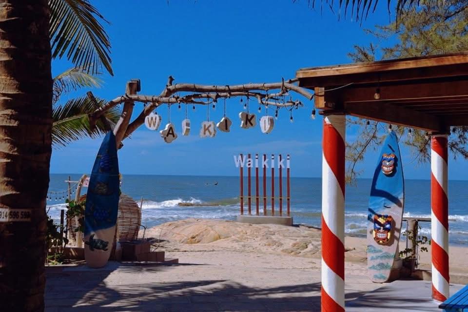 an arch at the beach with a view of the ocean at Waikiki Lagi Beach in Ấp Tam Tân