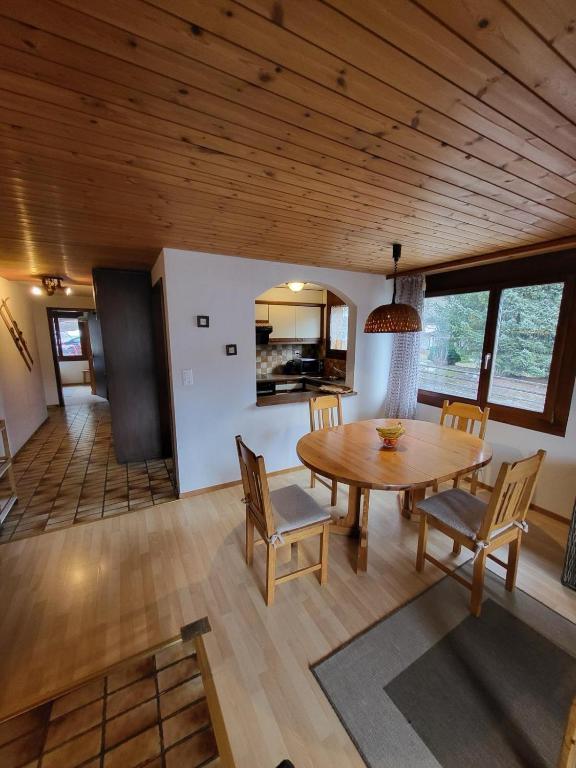 a kitchen and dining room with a table and chairs at Wohnung Casa Hirundella in Trin