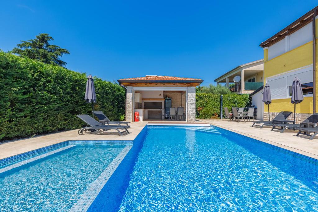 Zely Apartments with Outdoor Pool