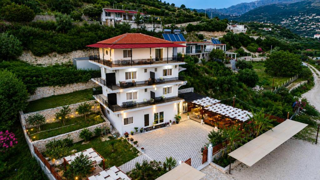 Luftaufnahme eines Hauses mit Innenhof in der Unterkunft Deve Mar Hotel in Borsh