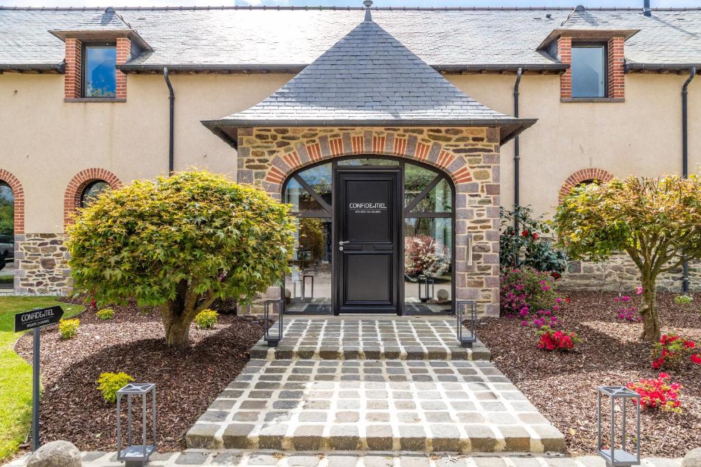 a brick house with a black door at Confidentiel in Goven