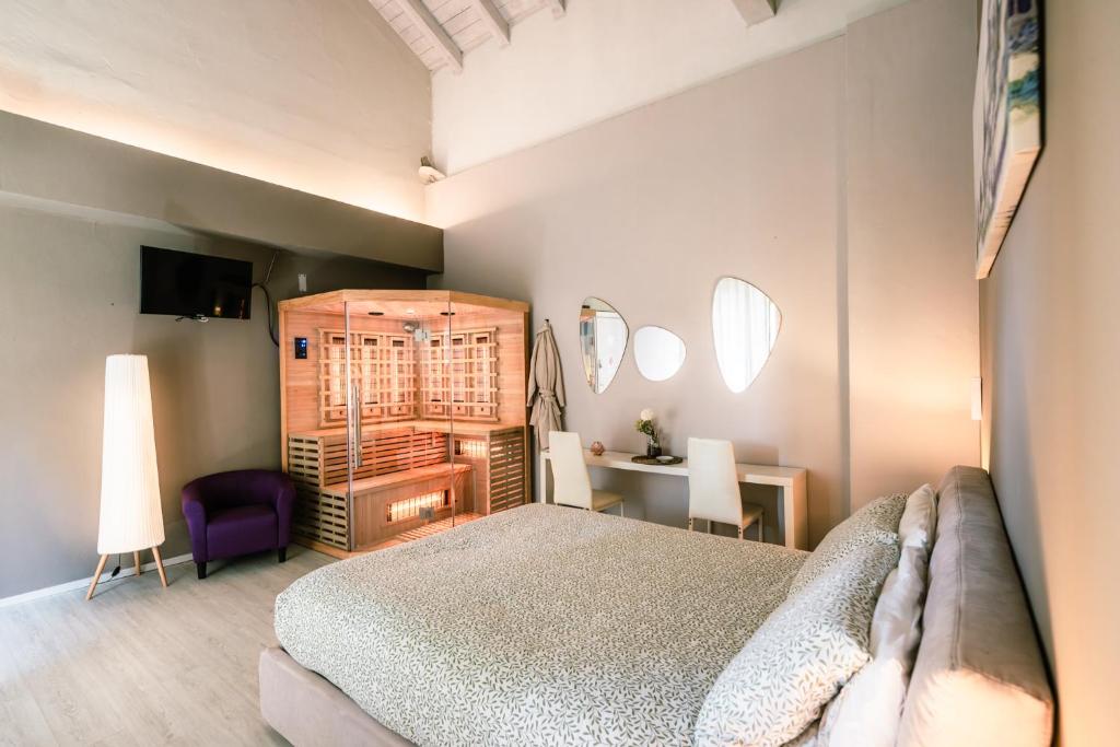 a bedroom with a bed and a table and a desk at Boutique Casa Giulietta Desenzano in Desenzano del Garda