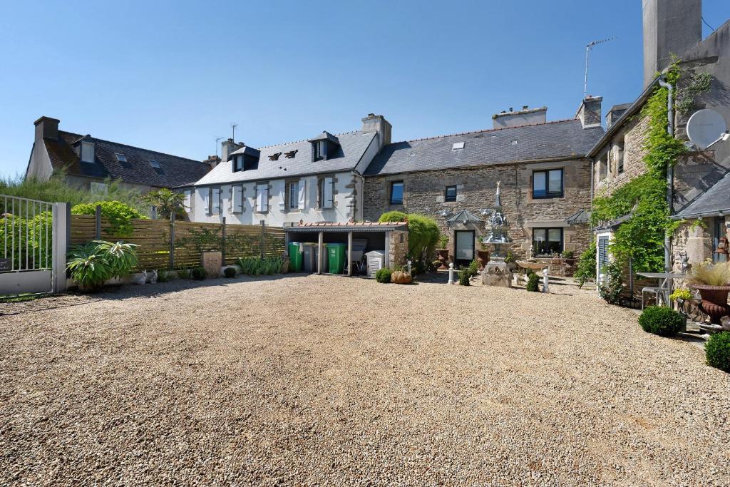 an empty driveway in front of a building at Gite Ti Arzou in Le Conquet