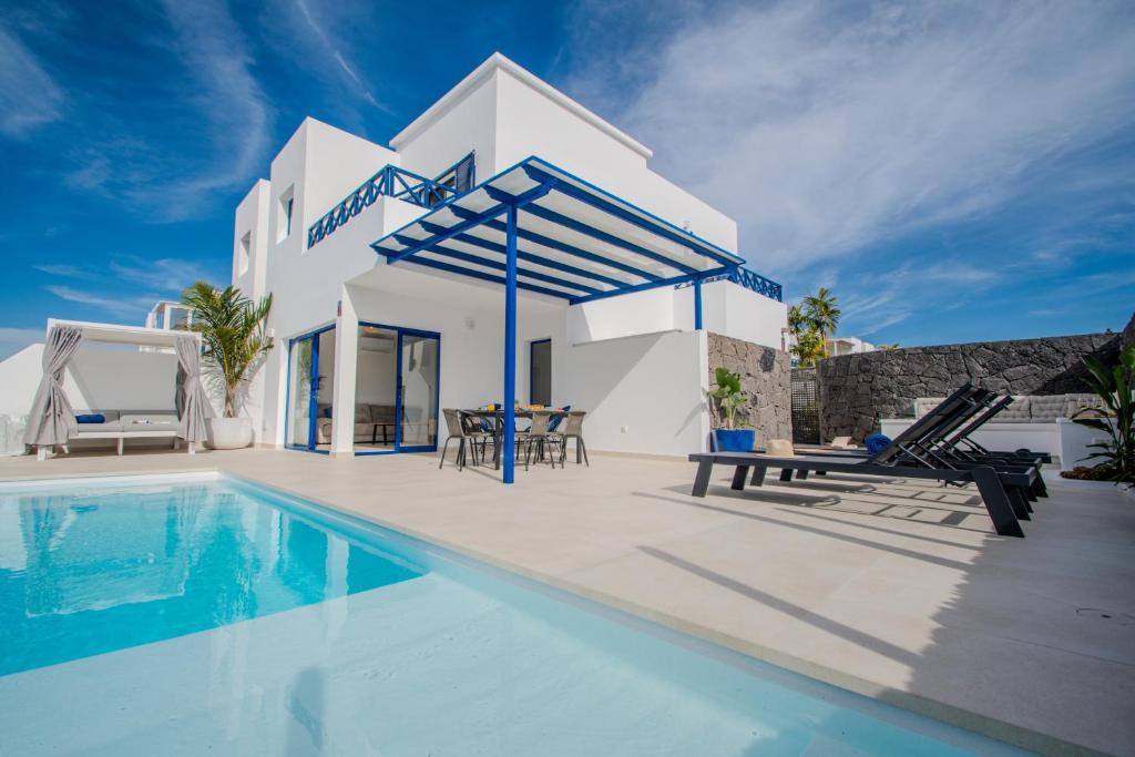 Villa Kalandraka close to Marina, Sea Views, AC, heated pool
