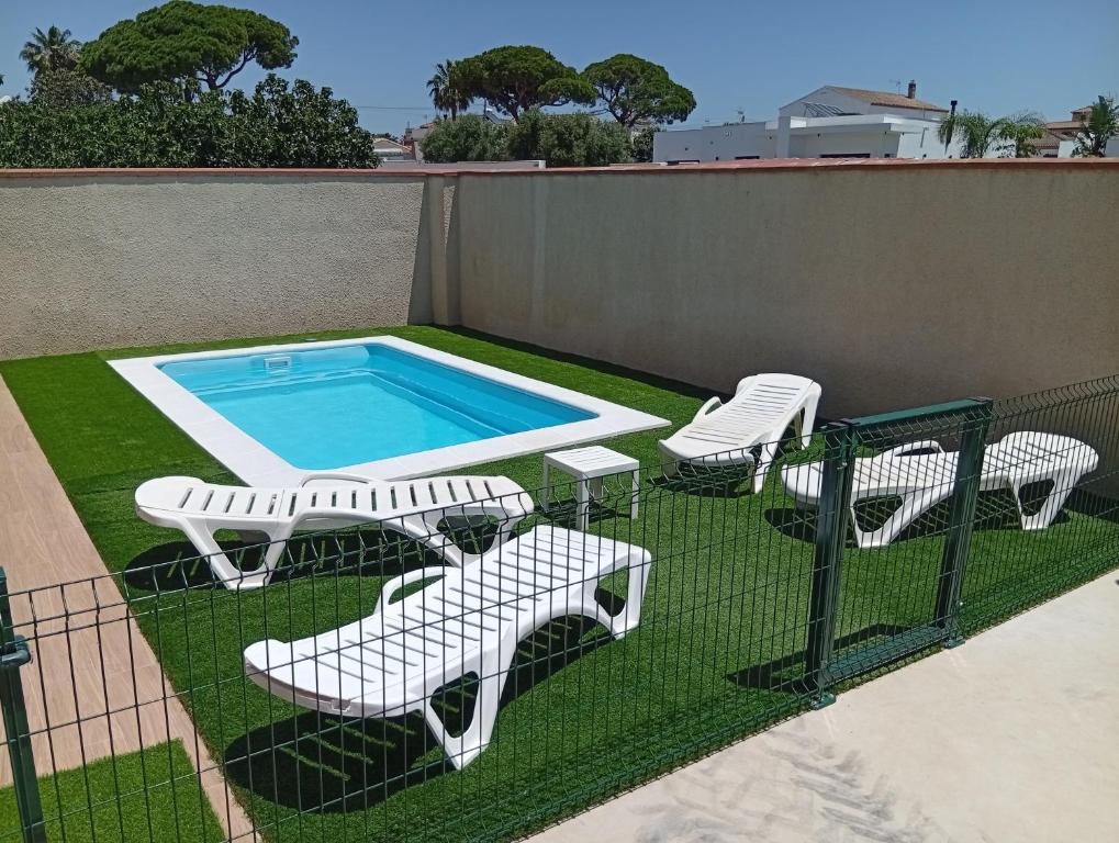 a group of chairs and a swimming pool on a roof at El Descanso in Conil de la Frontera